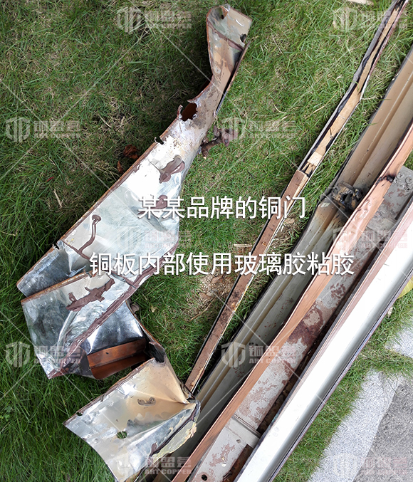 某某品牌的銅門 銅板內部使用玻璃膠粘膠
