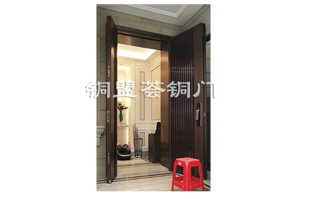 現代簡約子母銅門，為門面增添不凡氣質