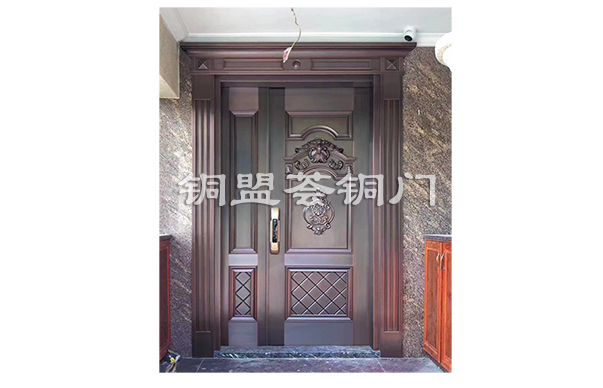 “大業鼎成”銅門，輝映春華四季園