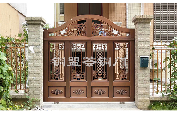 翠綠私家花園，庭院銅門與自然景致相融合
