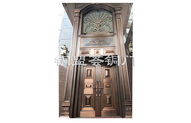 8米多高傾斜風水銅門，藏風聚氣生財利業